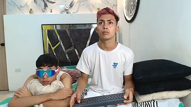 Snapshot of VERY_HOT_GUYS chatting on November 23, 1:33 pm VERY HOT GUYS online show from November 23, 1:33 pm