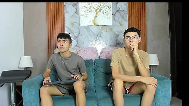 Snapshot of VERY_HOT_GUYS chatting on June 20, 7:11 am VERY HOT GUYS online show from June 20, 7:11 am