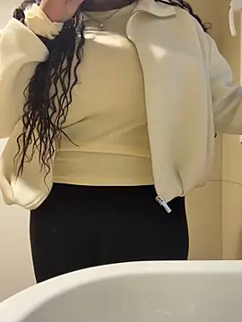 nanaisbackk online show from December 17, 11:27 am