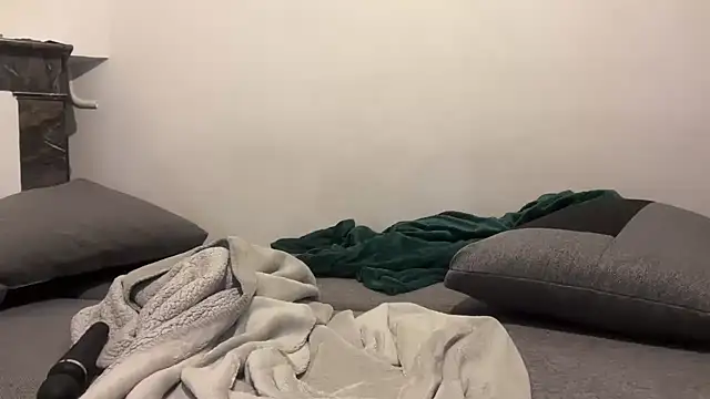 nanaisbackk online show from March 8, 7:39 pm