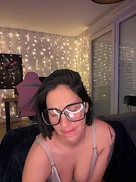 LaPetiteKim online show from February 15, 8:05 pm