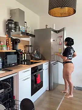 LaPetiteKim online show from March 12, 12:55 pm