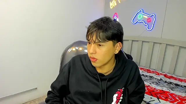 Snapshot of StiwenTwink chatting on October 24, 1:18 pm StiwenTwink online show from October 24, 1:18 pm