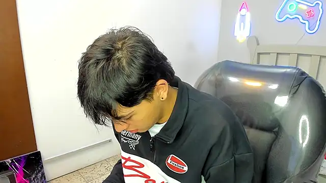 Snapshot of StiwenTwink chatting on October 28, 2:31 pm StiwenTwink online show from October 28, 2:31 pm