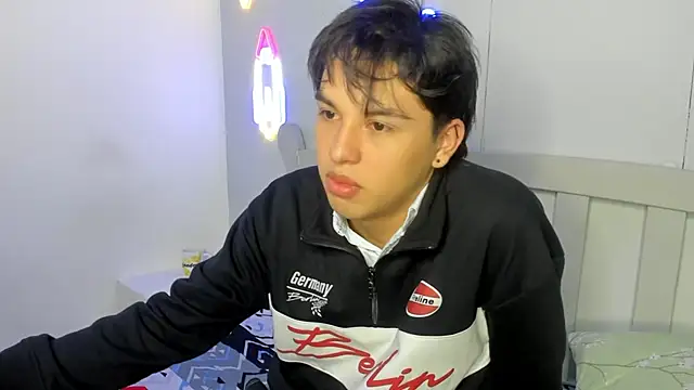 Snapshot of StiwenTwink chatting on October 31, 12:06 pm StiwenTwink online show from October 31, 12:06 pm