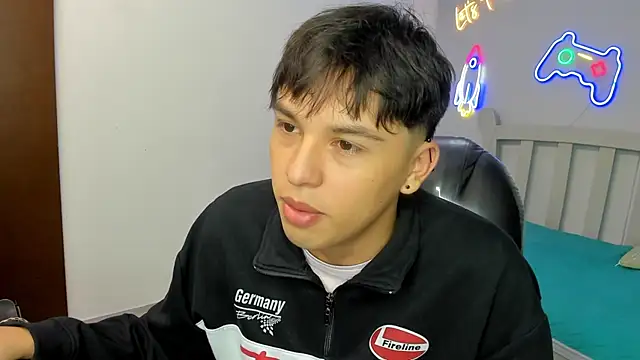 Snapshot of StiwenTwink chatting on November 6, 2:51 pm StiwenTwink online show from November 6, 2:51 pm