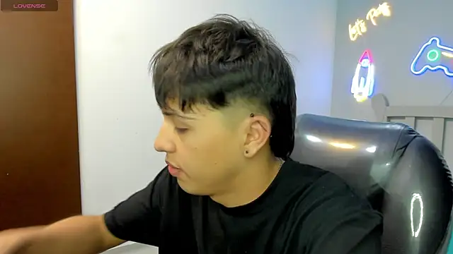 Snapshot of StiwenTwink chatting on November 8, 2:17 pm StiwenTwink online show from November 8, 2:17 pm