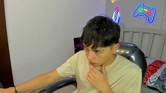 Snapshot of StiwenTwink chatting on November 12, 2:06 pm StiwenTwink online show from November 12, 2:06 pm