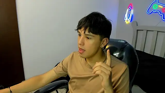 Snapshot of StiwenTwink chatting on November 17, 4:13 pm StiwenTwink online show from November 17, 4:13 pm