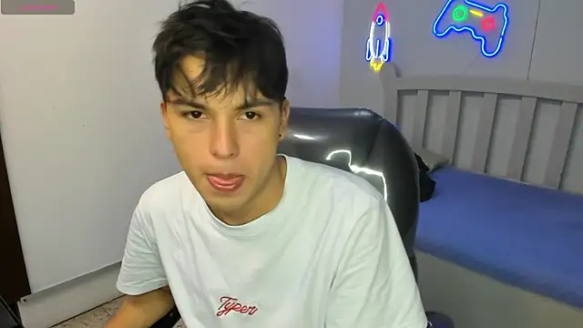 Snapshot of StiwenTwink chatting on November 18, 4:55 pm StiwenTwink online show from November 18, 4:55 pm