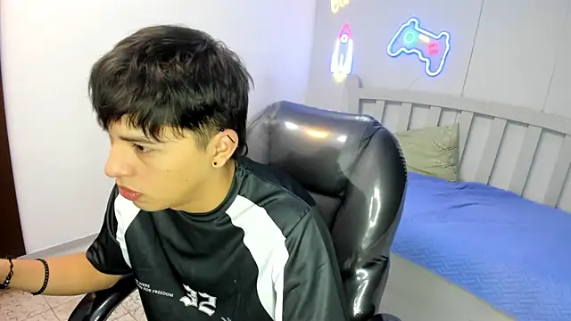 Snapshot of StiwenTwink chatting on November 21, 4:05 pm StiwenTwink online show from November 21, 4:05 pm