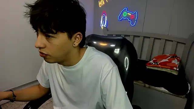 Snapshot of StiwenTwink chatting on November 28, 1:36 pm StiwenTwink online show from November 28, 1:36 pm