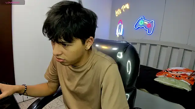 Snapshot of StiwenTwink chatting on December 2, 12:32 pm StiwenTwink online show from December 2, 12:32 pm