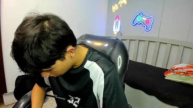 Snapshot of StiwenTwink chatting on December 3, 12:58 pm StiwenTwink online show from December 3, 12:58 pm