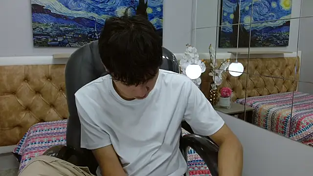 Snapshot of StiwenTwink chatting on December 4, 3:32 pm StiwenTwink online show from December 4, 3:32 pm