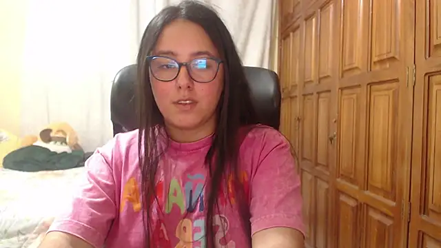 Snapshot of Venus_cat_ chatting on May 18, 4:07 am Venus cat online show from May 18, 4:07 am
