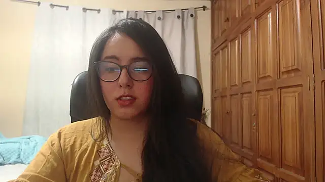 Snapshot of Venus_cat_ chatting on June 16, 9:17 pm Venus cat online show from June 16, 9:17 pm