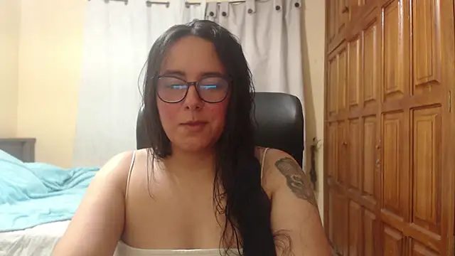 Snapshot of Venus_cat_ chatting on June 18, 2:01 am Venus cat online show from June 18, 2:01 am
