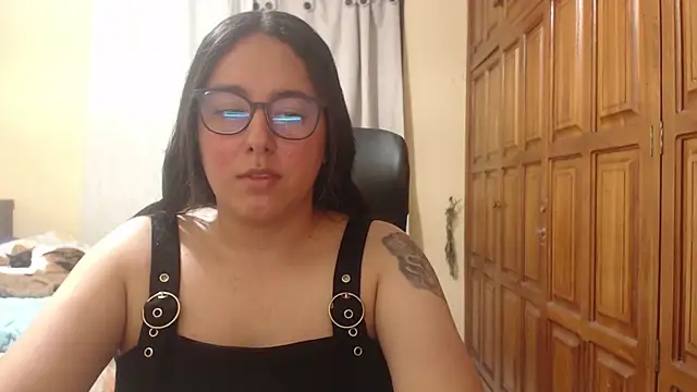 Snapshot of Venus_cat_ chatting on June 23, 1:36 am Venus cat online show from June 23, 1:36 am
