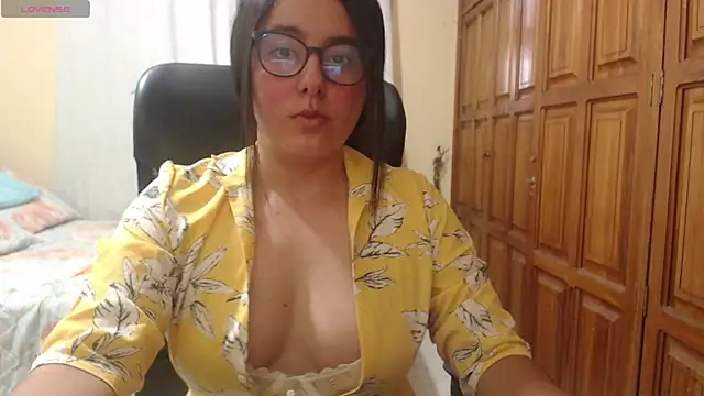 Snapshot of Venus_cat_ chatting on June 24, 10:20 pm Venus cat online show from June 24, 10:20 pm