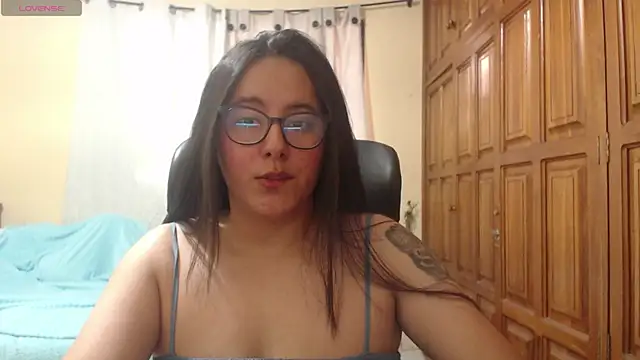 Snapshot of Venus_cat_ chatting on June 25, 6:45 pm Venus cat online show from June 25, 6:45 pm