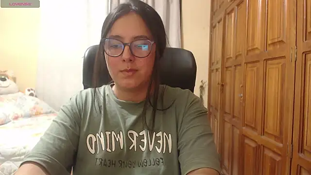 Snapshot of Venus_cat_ chatting on June 28, 1:44 am Venus cat online show from June 28, 1:44 am