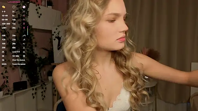 JulieLupo online show from December 19, 6:09 am