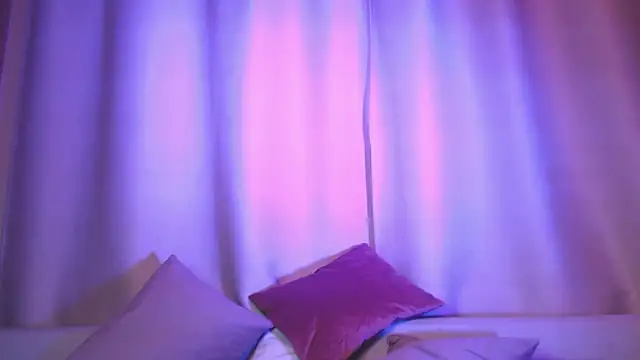 Snapshot of SophieDiamond_Xx chatting on October 9, 6:17 pm SophieDiamond Xx online show from October 9, 6:17 pm