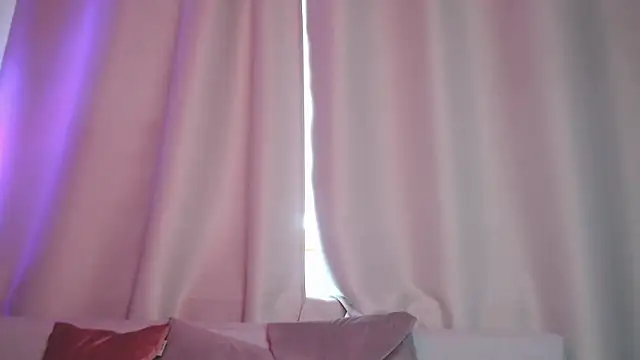 Snapshot of SophieDiamond_Xx chatting on October 12, 10:14 am SophieDiamond Xx online show from October 12, 10:14 am