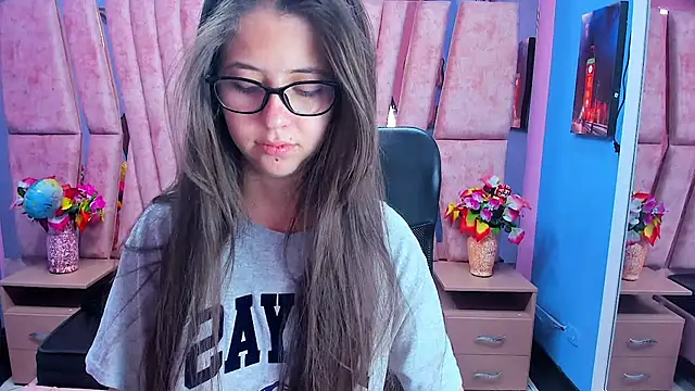 sarah sweett  online show from February 14, 2:58 pm