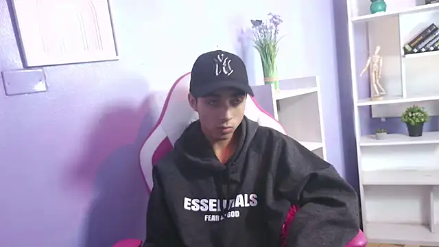 Snapshot of Hottie_Guy chatting on October 22, 6:29 pm Hottie Guy online show from October 22, 6:29 pm