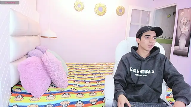 Snapshot of Hottie_Guy chatting on October 28, 5:48 pm Hottie Guy online show from October 28, 5:48 pm