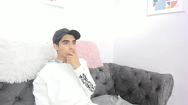 Snapshot of Hottie_Guy chatting on October 29, 5:47 pm Hottie Guy online show from October 29, 5:47 pm