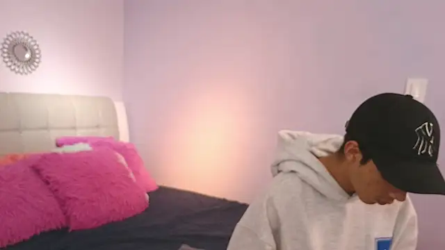 Snapshot of Hottie_Guy chatting on November 4, 5:45 pm Hottie Guy online show from November 4, 5:45 pm