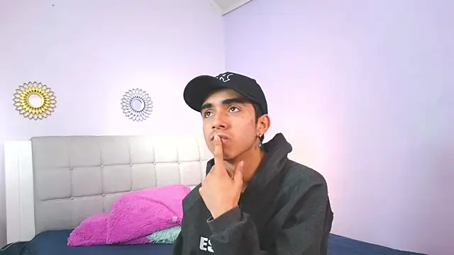 Snapshot of Hottie_Guy chatting on November 5, 5:35 pm Hottie Guy online show from November 5, 5:35 pm