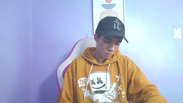 Snapshot of Hottie_Guy chatting on November 11, 5:46 pm Hottie Guy online show from November 11, 5:46 pm