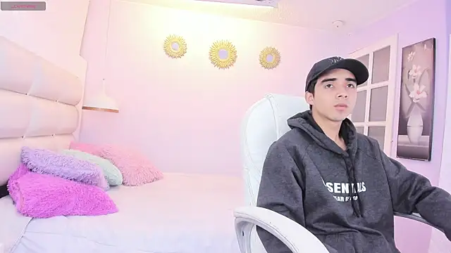 Snapshot of Hottie_Guy chatting on November 12, 12:16 pm Hottie Guy online show from November 12, 12:16 pm