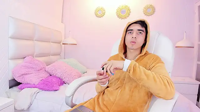 Snapshot of Hottie_Guy chatting on November 14, 5:55 pm Hottie Guy online show from November 14, 5:55 pm