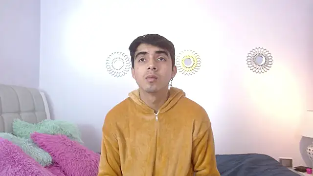 Snapshot of Hottie_Guy chatting on November 15, 5:53 pm Hottie Guy online show from November 15, 5:53 pm