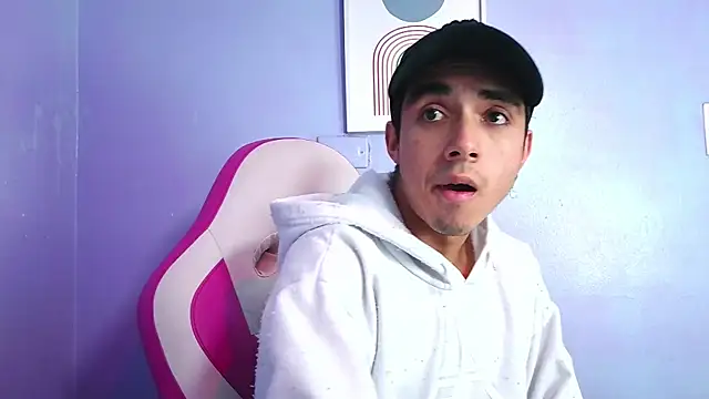 Snapshot of Hottie_Guy chatting on November 17, 5:52 pm Hottie Guy online show from November 17, 5:52 pm