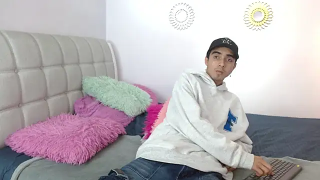 Snapshot of Hottie_Guy chatting on November 18, 6:34 pm Hottie Guy online show from November 18, 6:34 pm