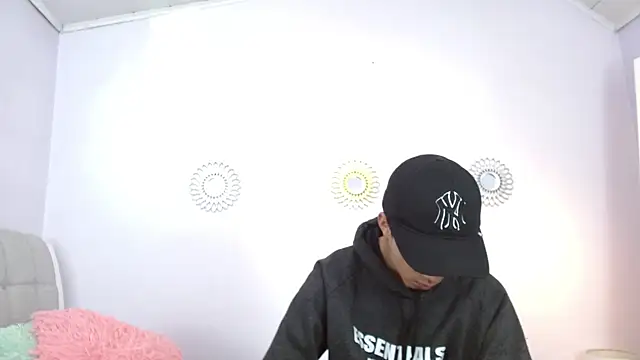 Snapshot of Hottie_Guy chatting on November 24, 5:56 pm Hottie Guy online show from November 24, 5:56 pm