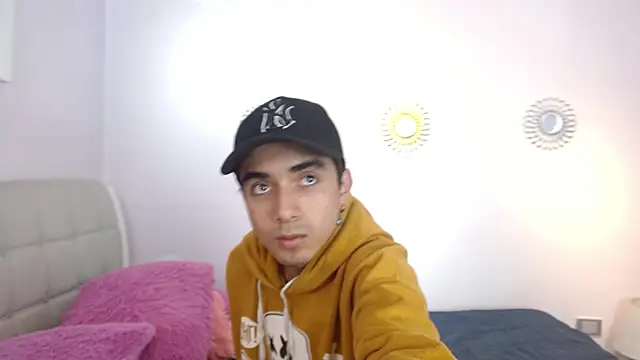 Snapshot of Hottie_Guy chatting on November 25, 5:46 pm Hottie Guy online show from November 25, 5:46 pm