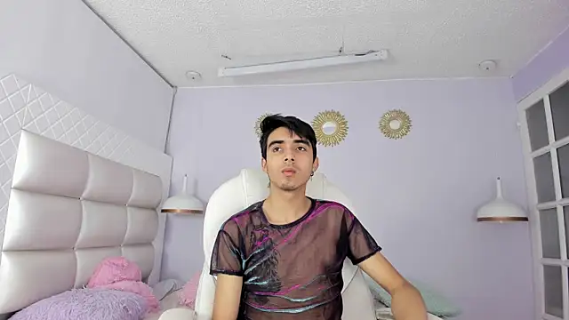 Snapshot of Hottie_Guy chatting on December 4, 5:43 pm Hottie Guy online show from December 4, 5:43 pm