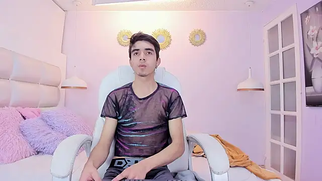 Snapshot of Hottie_Guy chatting on December 5, 5:53 pm Hottie Guy online show from December 5, 5:53 pm