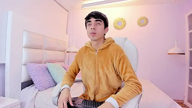 Snapshot of Hottie_Guy chatting on December 15, 12:09 pm Hottie Guy online show from December 15, 12:09 pm