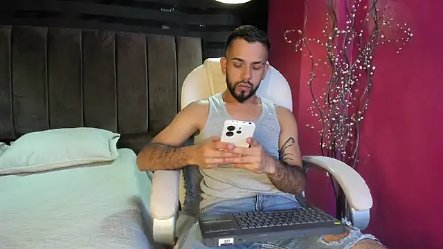 Snapshot of Lobo_sex21 chatting on October 20, 8:42 pm Lobo sex21 online show from October 20, 8:42 pm