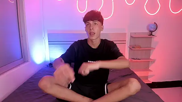 Snapshot of luccas_ferreira chatting on November 6, 7:15 pm luccas ferreira online show from November 6, 7:15 pm