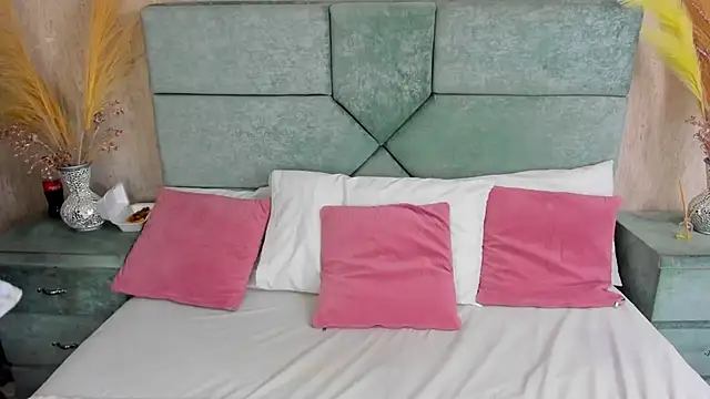 Clohe Bell online show from October 25, 8:03 pm