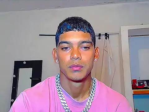 Snapshot of theMyke101 chatting on May 6, 8:03 pm theMyke101 online show from May 6, 8:03 pm